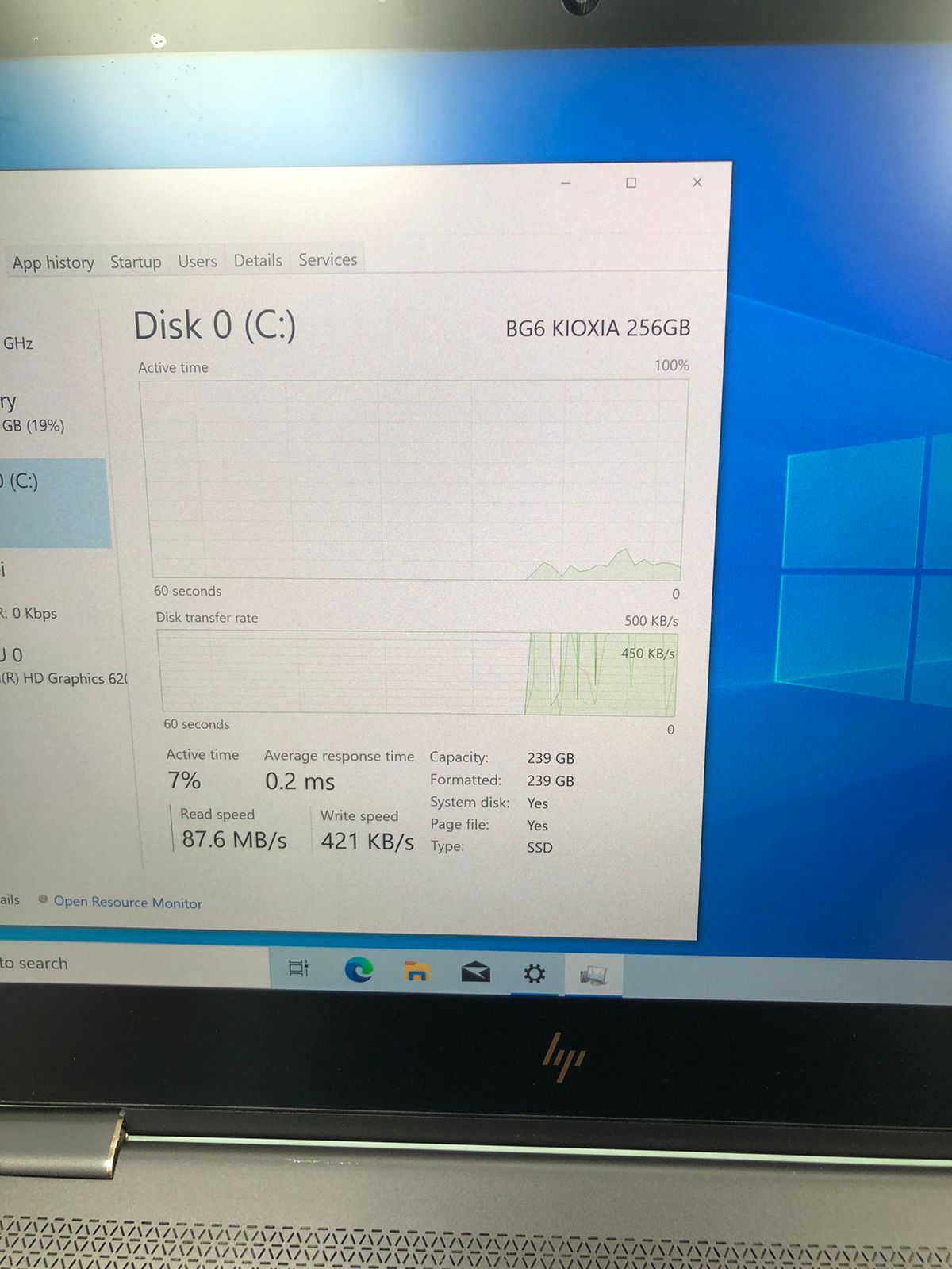 Computer screen displaying a disk management window on an HP laptop.